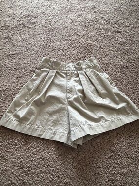 Abercrombie & Fitch High-Waist Pleated Shorts in Light Khaki